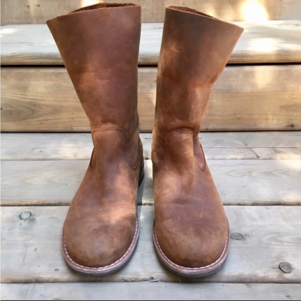 Roots ladies size 8 boots, like new condition , too tight for me so reposhing